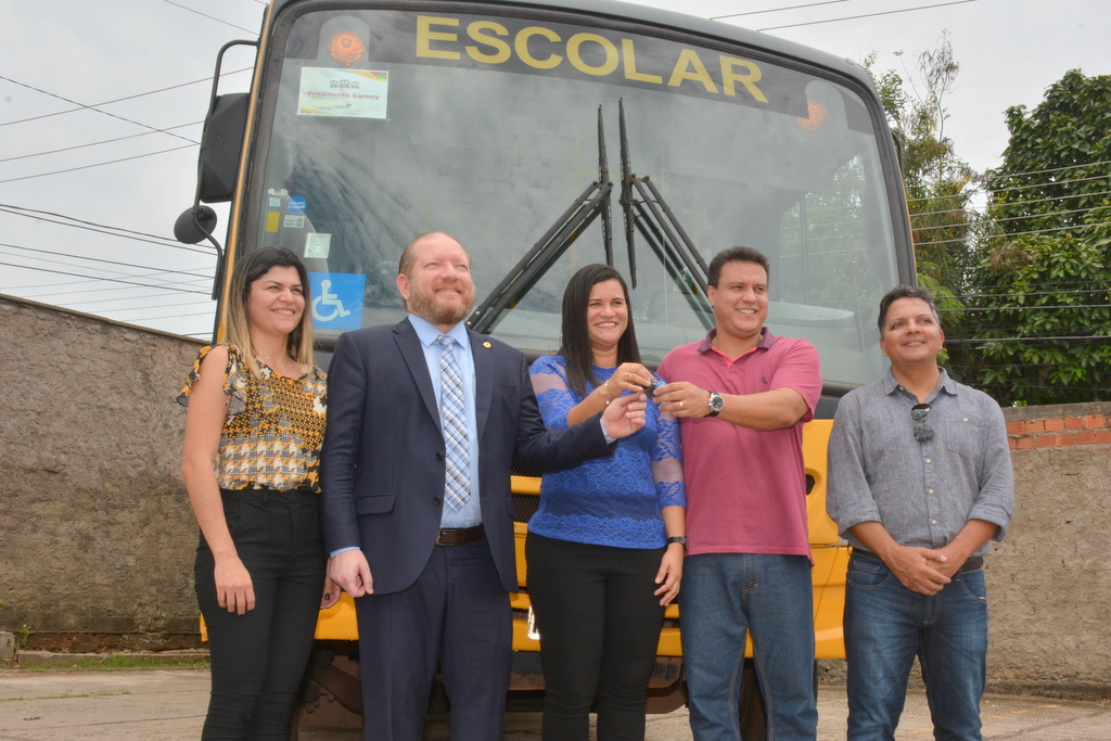 Othelino Neto participa de entrega de ônibus escolar