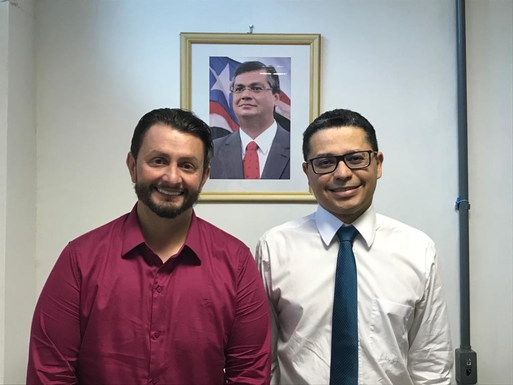 Leonardo Sá com o secretário Carlos Lula: apoio do deputado vai contribuir com a realização de cirurgias eletivas