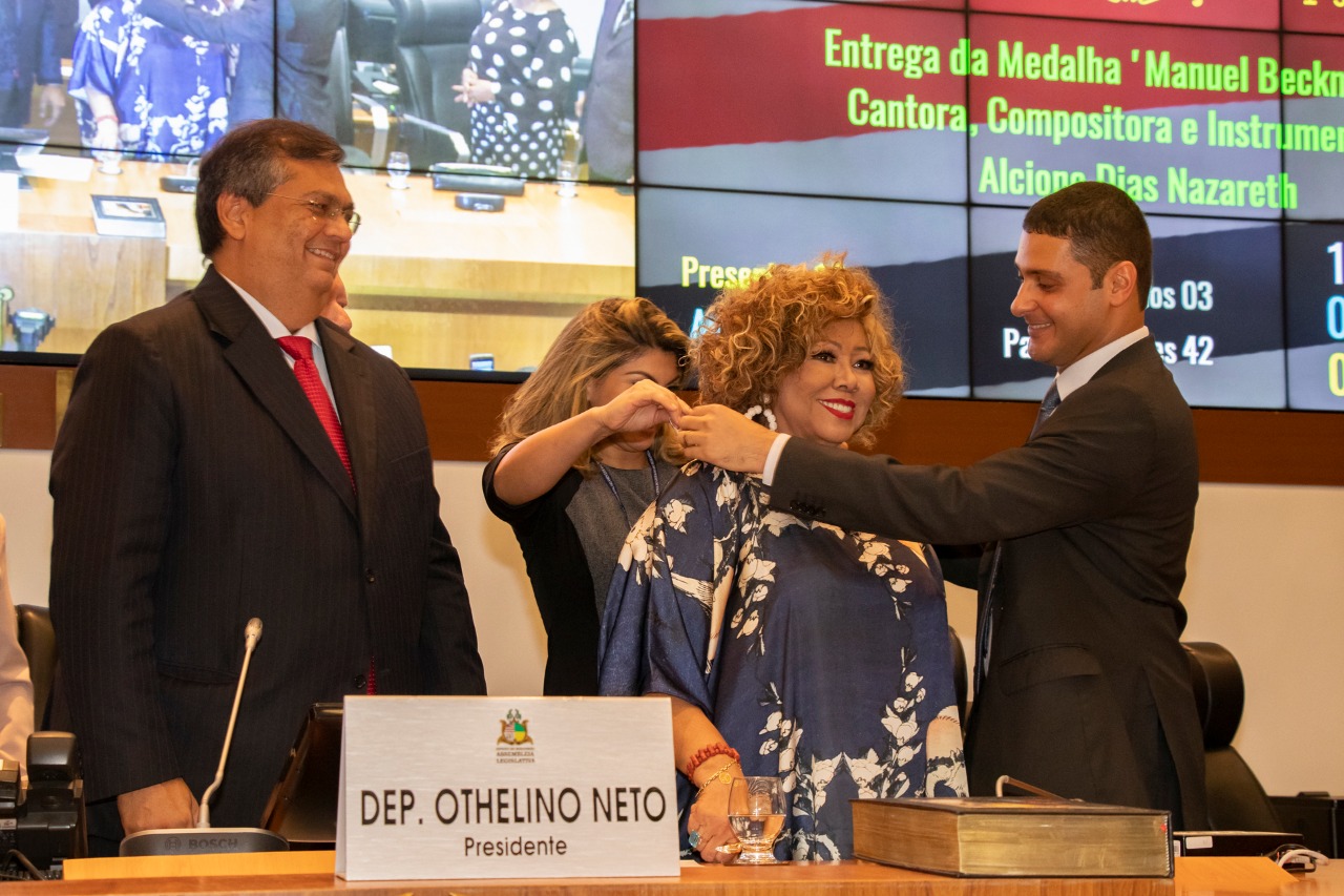 Wendell Lages homenageia cantora Alcione com maior honraria da Assembleia Legislativa