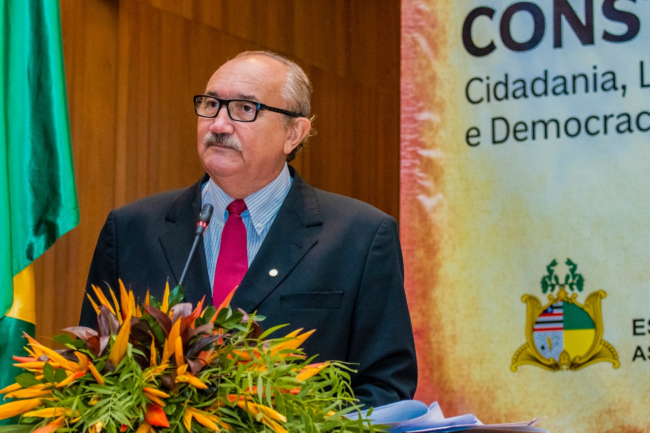 César Pires reconhece importância de funcionários que participaram da elaboração da Constituição do MA