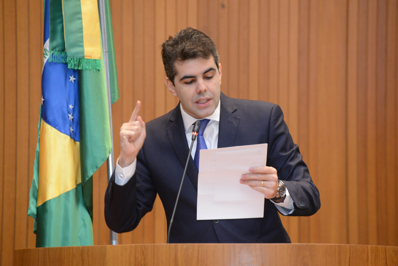 Adriano responde governistas e cobra investimentos na Educação