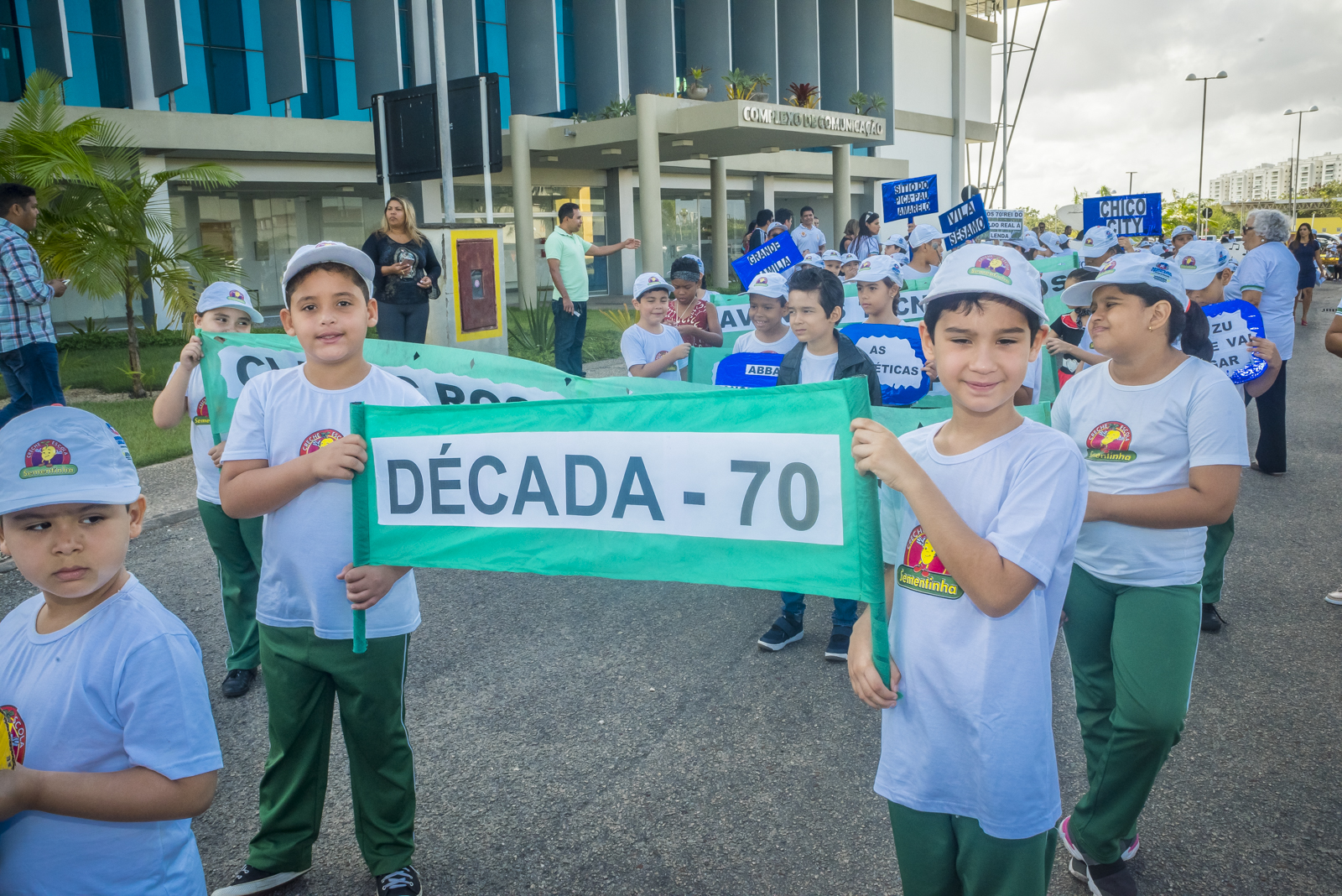 Alunos da Creche Escola-Sementinha participam de desfile cívico