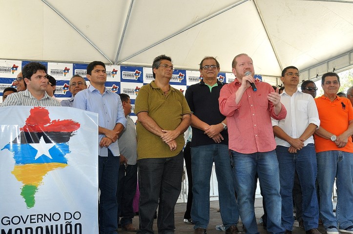 Deputados participam de entrega de títulos de terras e anúncio de obras em Tutoia e Paulino Neves
