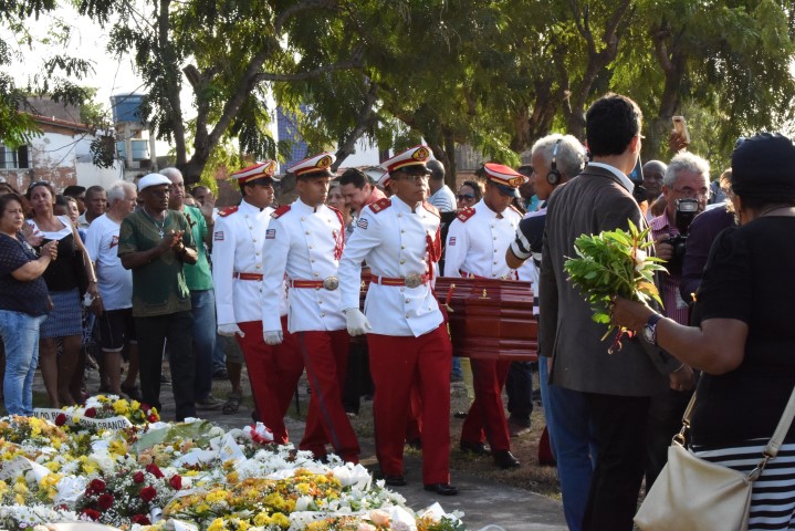 Corpo do deputado federal João Castelo é sepultado no cemitério Parque da Saudade 