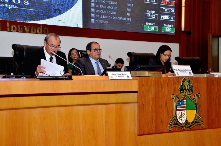 Deputados comemoram o retorno de Humberto Coutinho à Assembleia