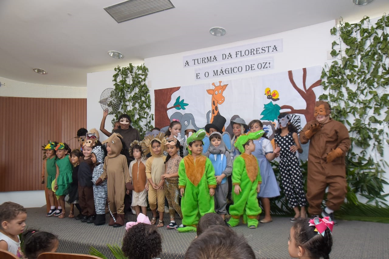 Os pequeninos da Creche-Escola Sementinha também atuaram na peça representando os animais da floresta 