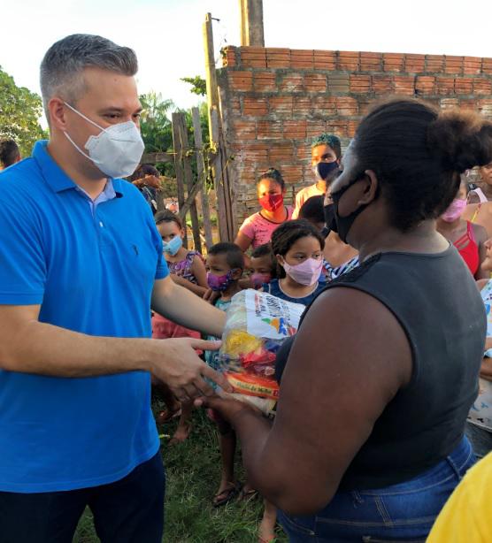 Neto Evangelista entrega cestas básicas a famílias carentes de Zé Doca