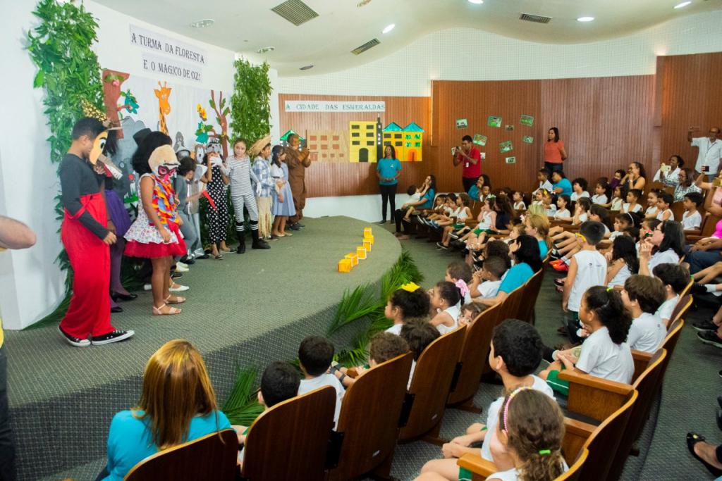 Nova apresentação teatral dos alunos da Creche-Escola Sementinha encanta pais e convidados
