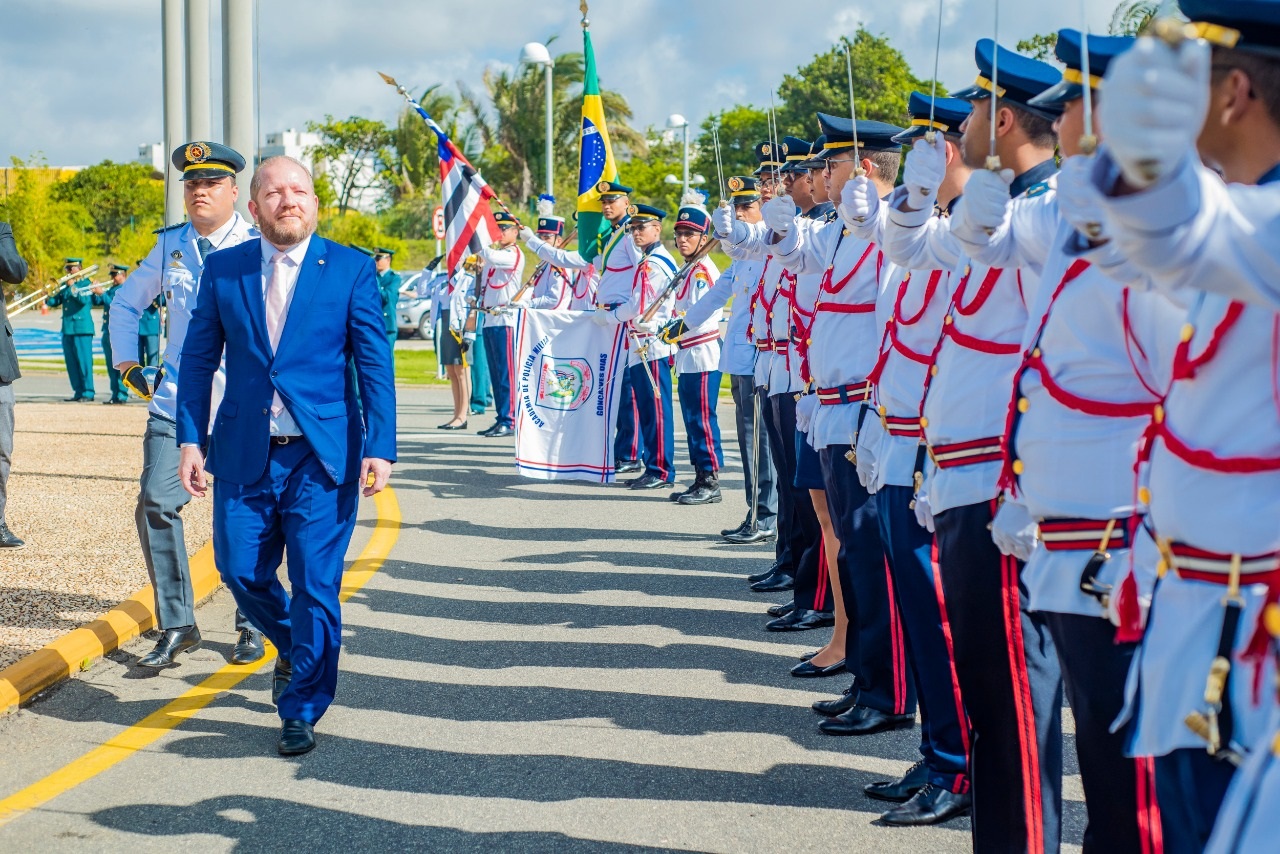 Presidente Othelino Neto passa em revista à tropa, na cerimônia militar como parte da solenidade de abertura dos trabalhos