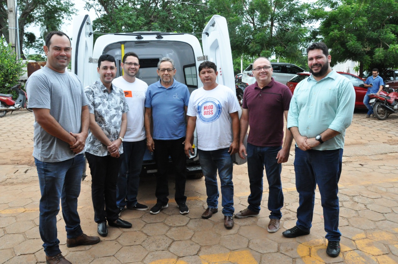 Deputado Ciro Neto, prefeito Juran Carvalho e membros do secretariado na entrega de ambulância ao município de Presidente Dutra