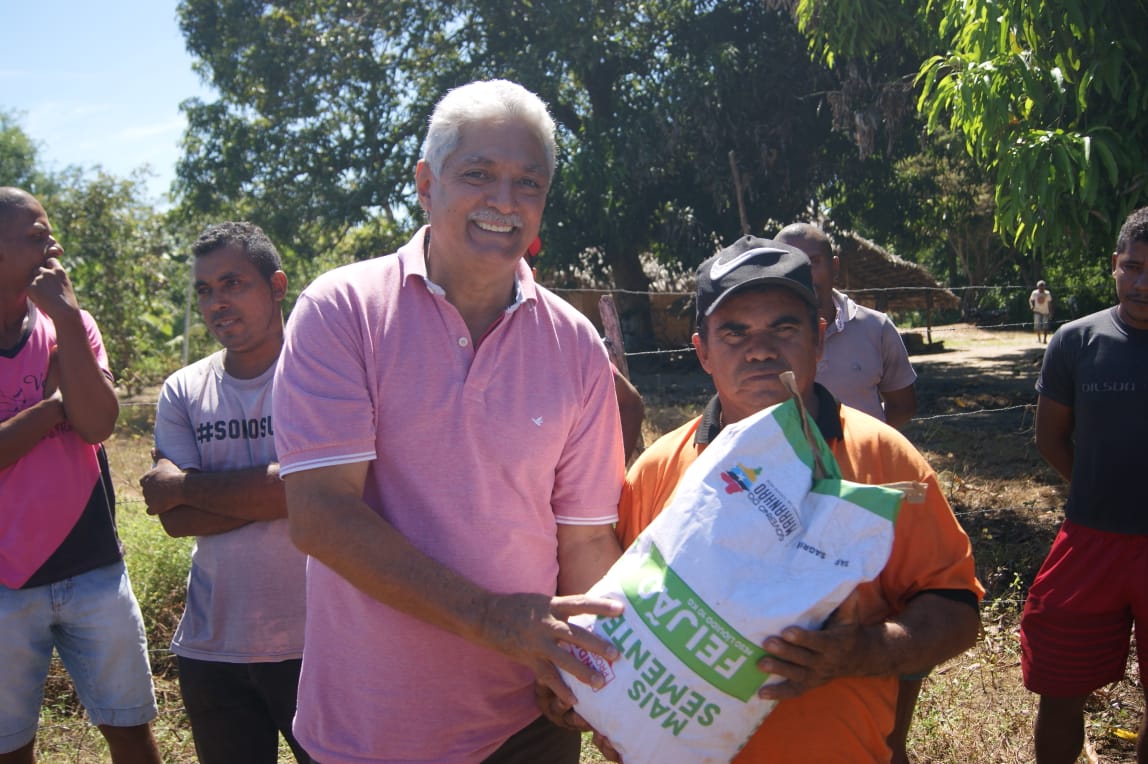 Carlinhos Florêncio participa de entrega de sementes na zona rural de Bacabal