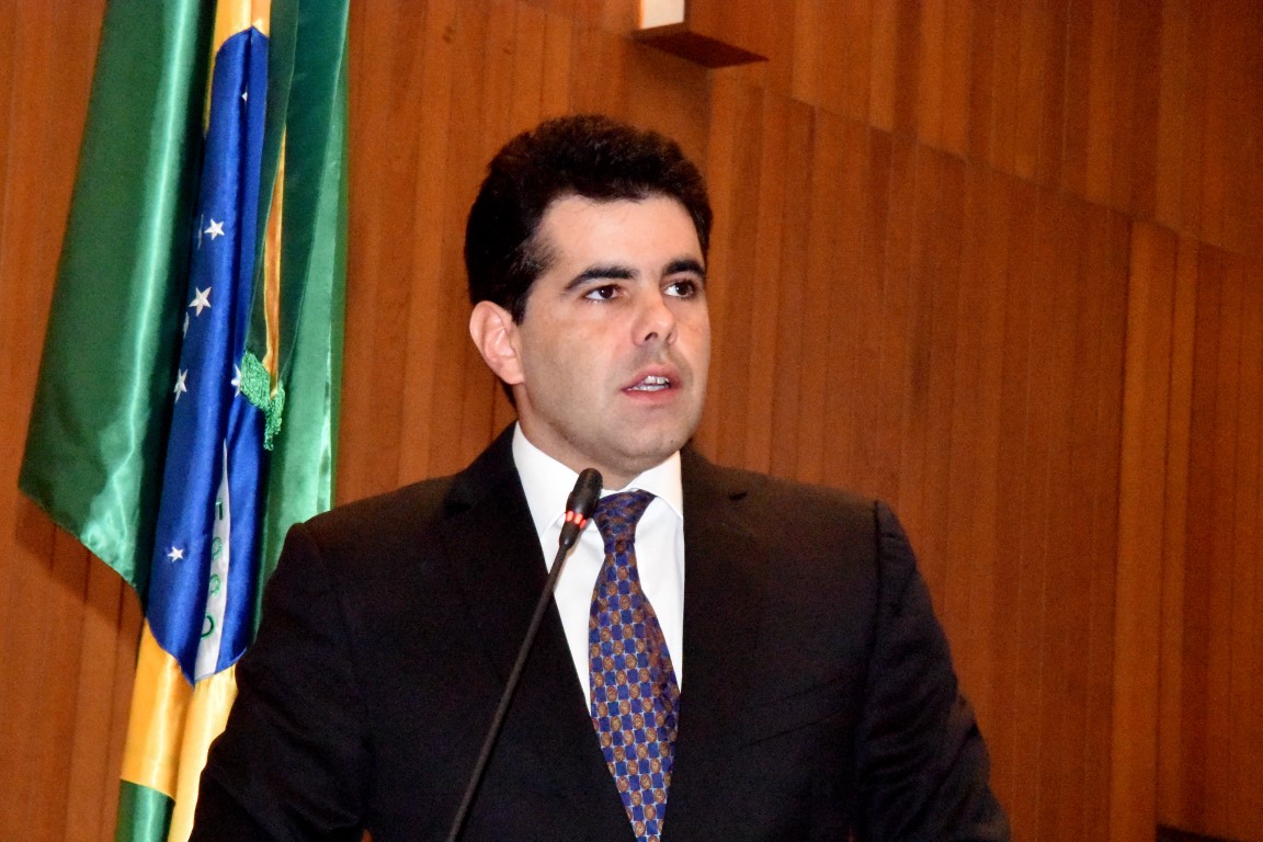 Adriano Sarney critica medidas do governo sobre servidores públicos