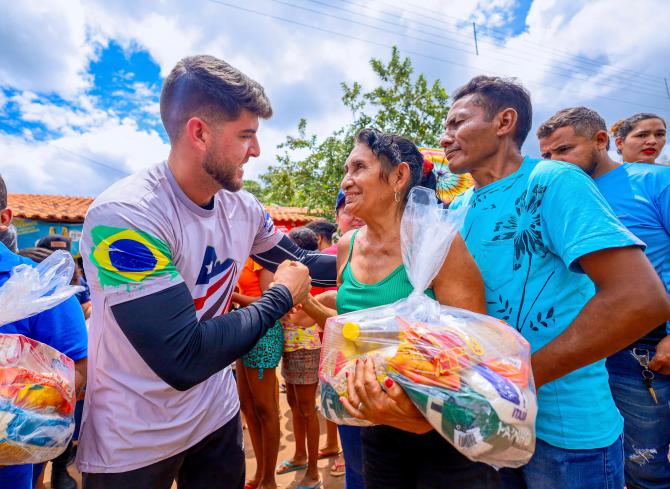Davi Brandão distribui cestas básicas e pescado em Bacabal