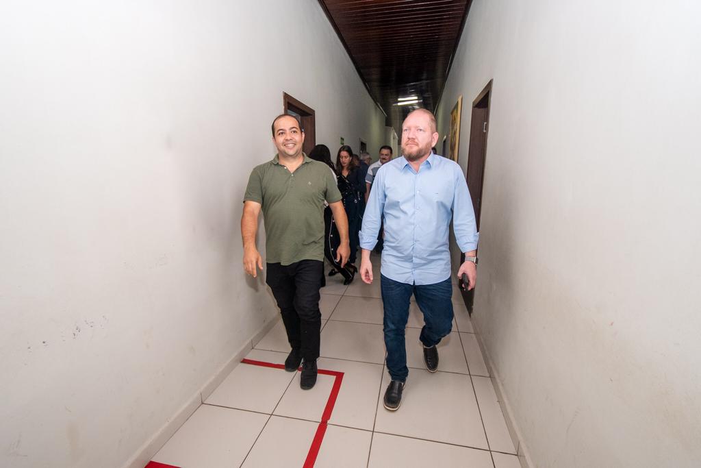 O presidente da Assembleia e o deputado Rildo Amaral percorrem o corredor da Câmara Municipal de Imperatriz
