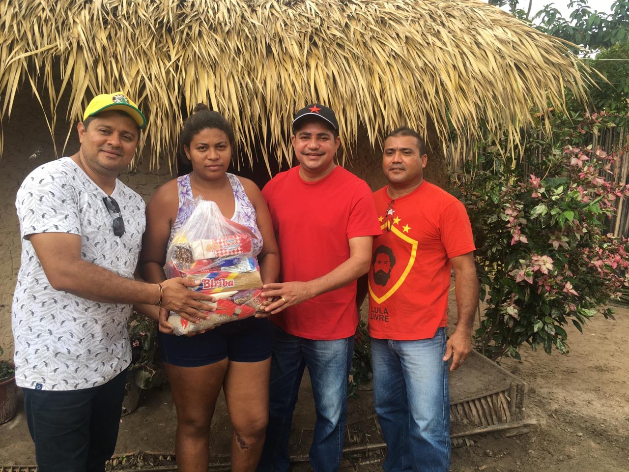  Zé Inácio entrega cestas para famílias carentes de  Bequimão no Natal