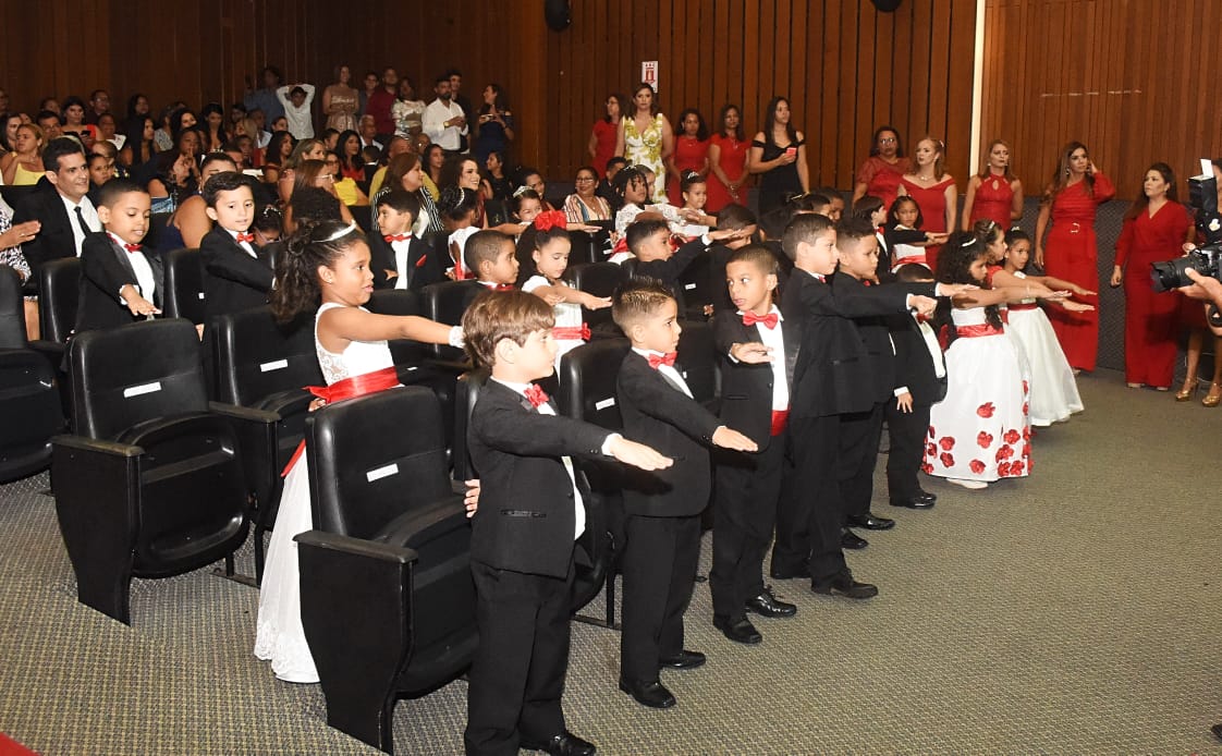 Alunos da Creche-Escola Sementinha recebem diploma do ABC em emocionante festa de formatura