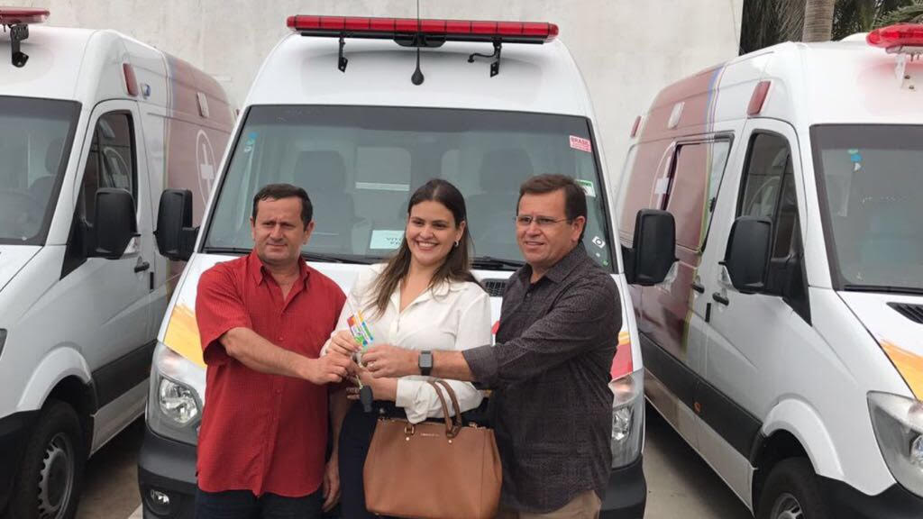 Deputado Stenio Rezende entrega ambulância para Vitorino Freire