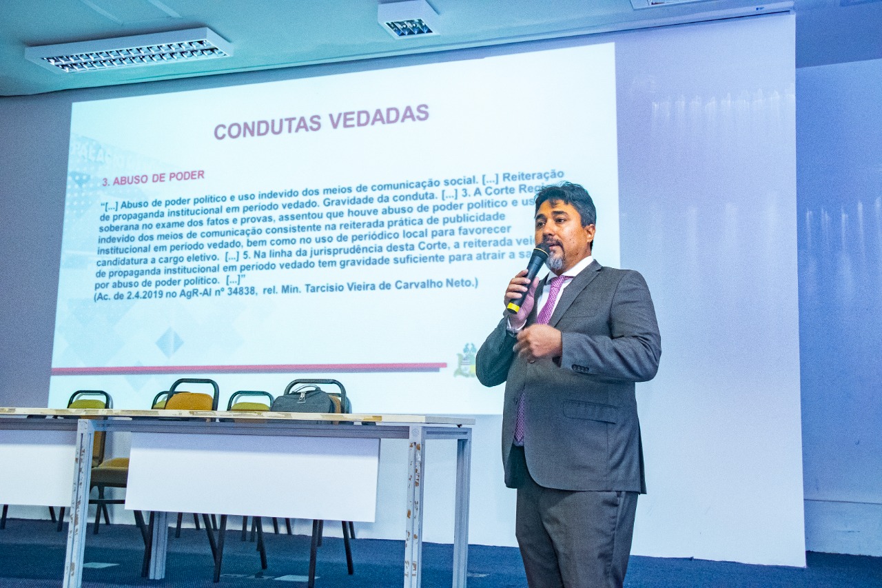  Advogado Tarciso Araújo, procurador-geral do Legislativo Estadual, explicou as principais regras do período vedado à equipe de Comunicação da Assembleia durante o workshop