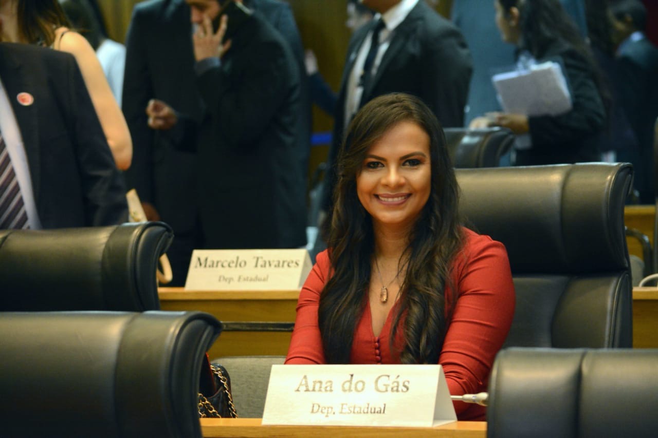 Deputada Ana do Gás toma posse para seu segundo mandato