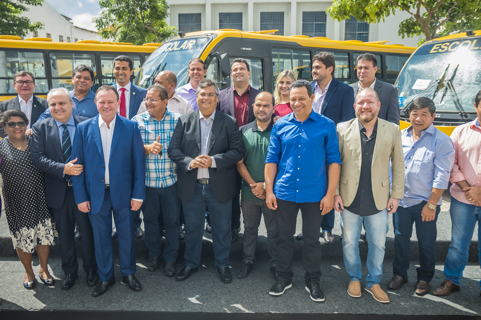 Deputados participam da entrega de Ã´nibus escolares a municÃ­pios maranhenses