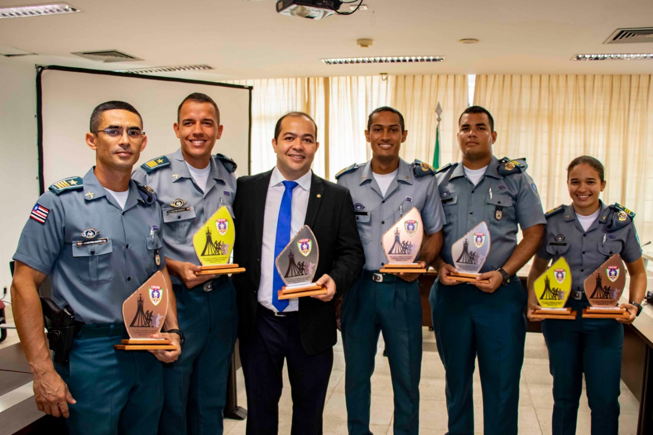 Rildo Amaral recebe homenagem de cadetes  e oficiais que participaram de jogos militares  