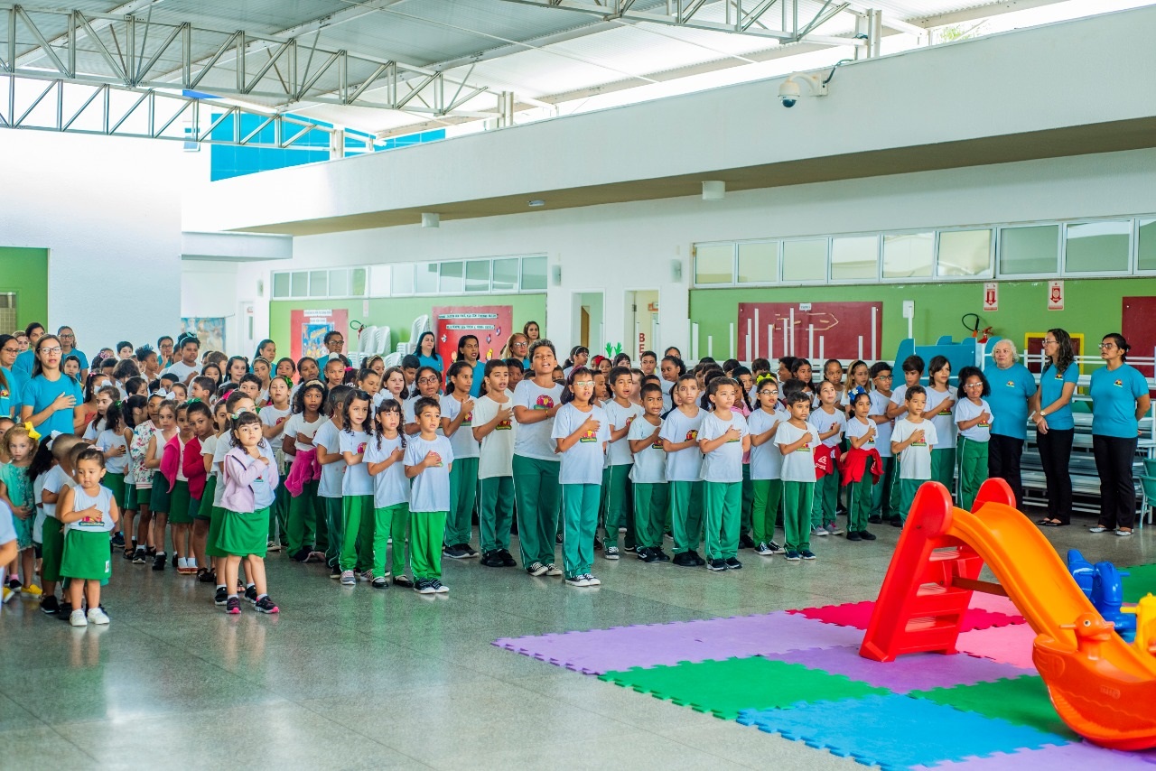 As crianças acompanharam o hasteamento da Bandeira e cantaram o Hino Nacional antes das aulas