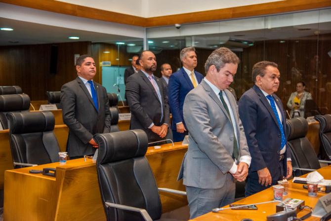Plenário faz minuto de silêncio pelo falecimento do ex-prefeito Vicente Fialho 