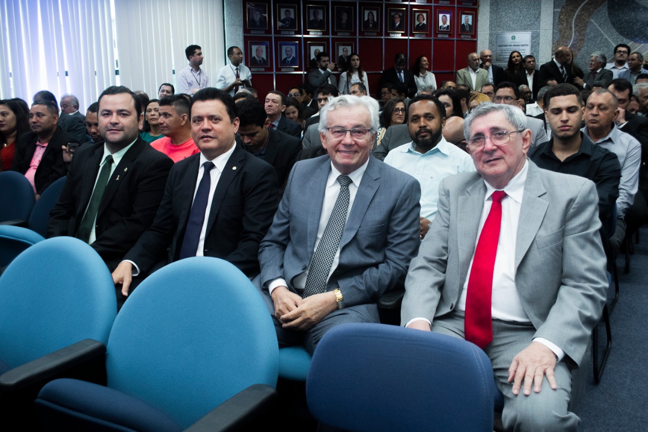 Os deputados Vinícius Louro, Rigo Teles e Arnaldo Melo na cerimônia, ao lado do conselheiro do TCE/MA, Washington Luiz