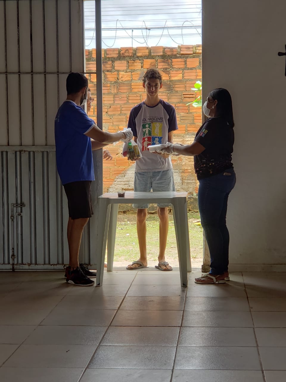 Equipe do Gedema entrega alimentos a adolescente integrante do programa 