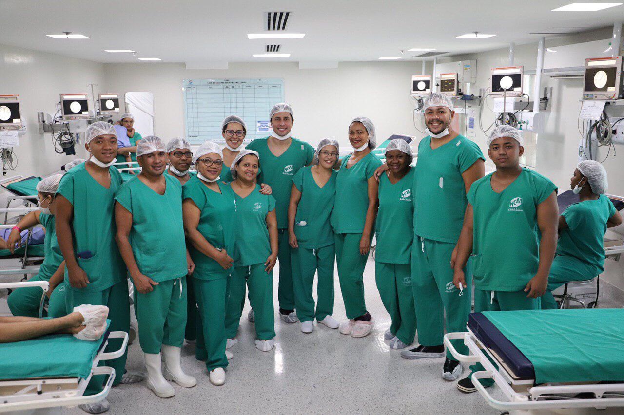 Duarte Jr com profissionais do Hospital Carlos Macieira, no mutirão de cirurgias pediátricas realizado no final de semana
