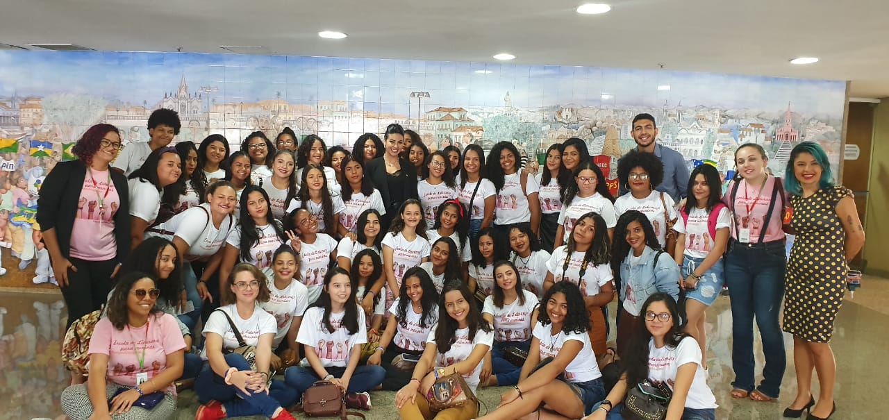 Daniella Tema recebe alunas do projeto Escola de Lideranças para Meninas