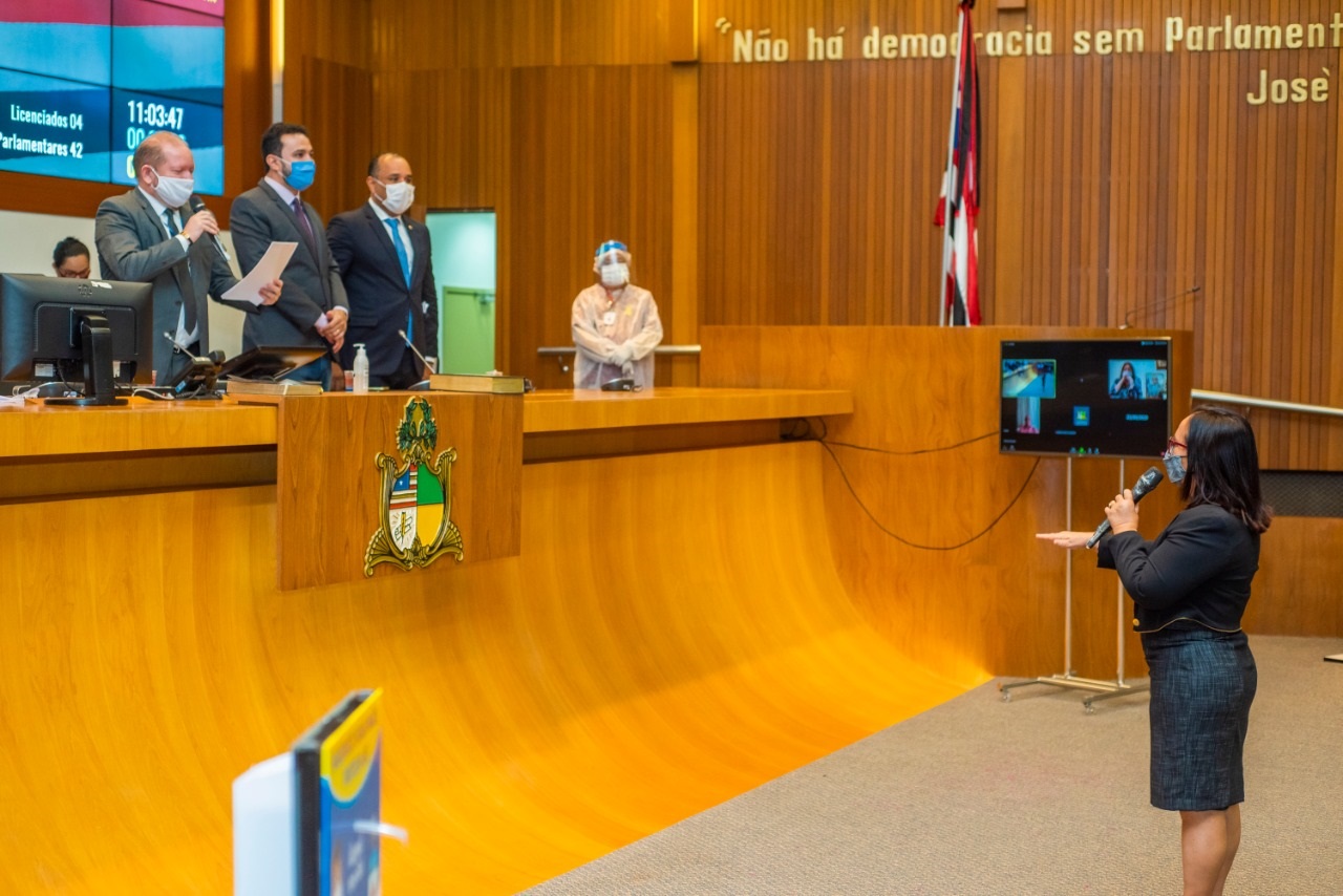Belezinha faz o juramento no ato de posse, sob o comando do presidente da Assembleia Legislativa, Othelino Neto