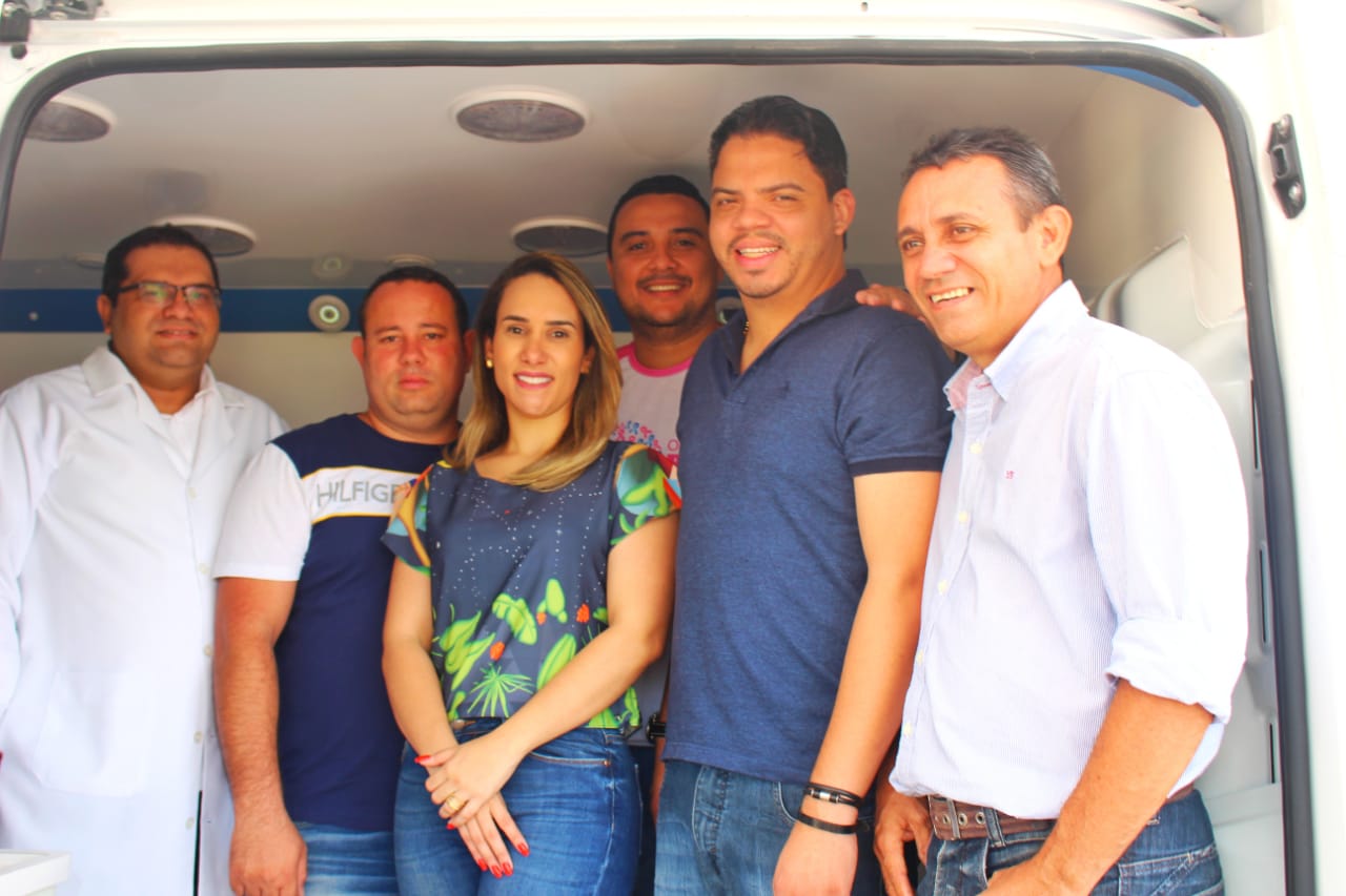 Thaiza Hortegal participa da entrega de unidades móveis de saúde em Pinheiro