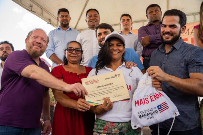 Othelino participa da entrega de equipamentos do "Mais Renda