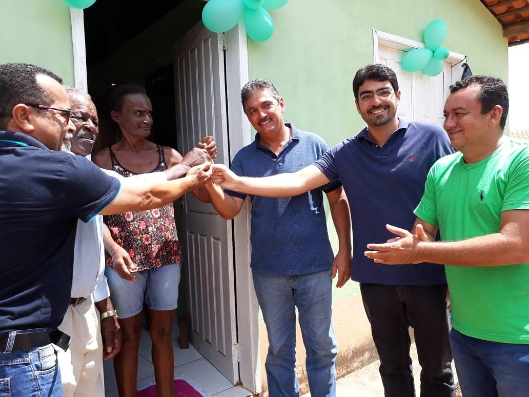 Deputado Carlinhos Florêncio participa de entrega de casas em Bacabal