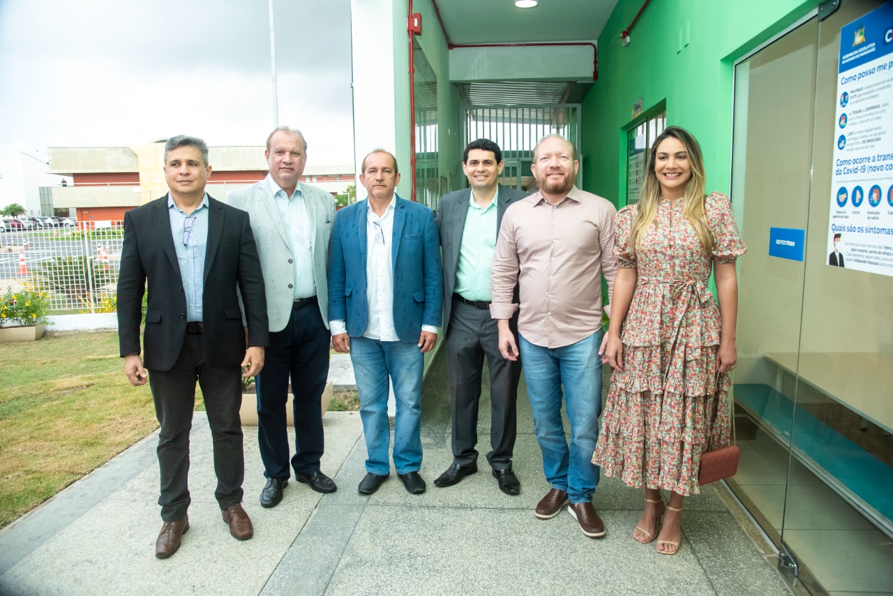 Othelino Neto e Ana Paula, ao lado de Joselito Mendes, Bráulio Martins,  Valney Pereira e Antino Noleto, percorreram as novas instalações da creche