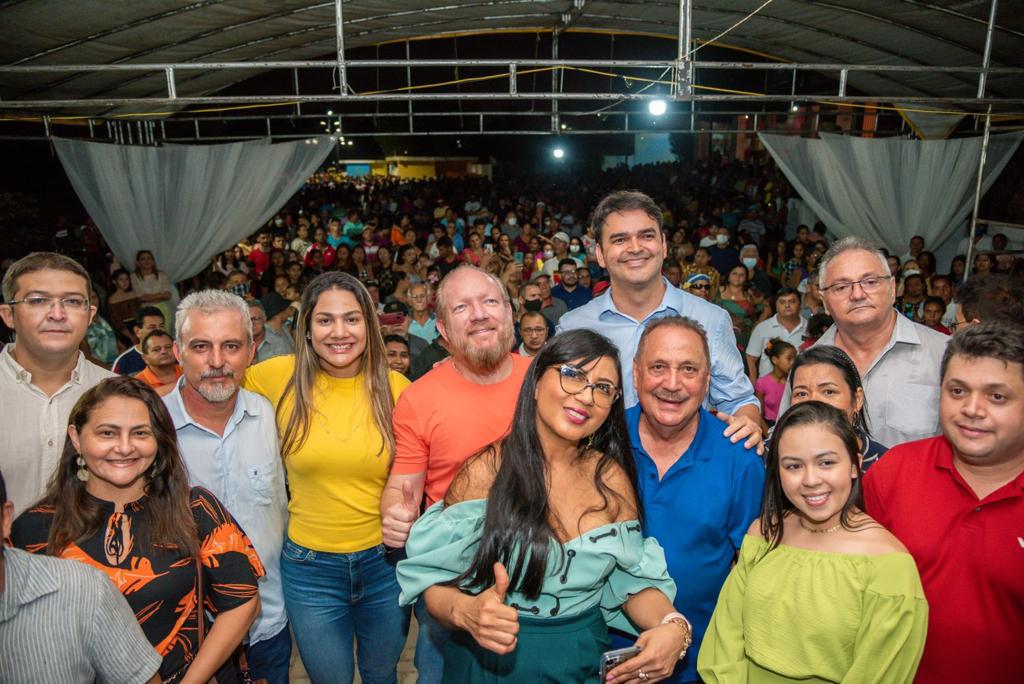 Othelino Neto, Ana Paula, o prefeito Raimundo Silveira, o deputado Rubens Jr. e. demais autoridades presentes na solenidade