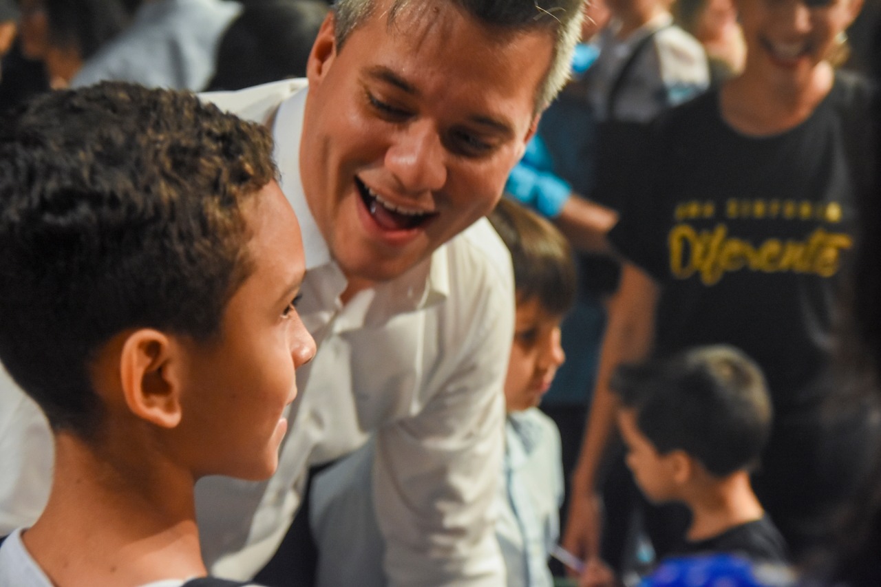 Crianças autistas apresentam musical fruto de projeto apoiado por Neto Evangelista