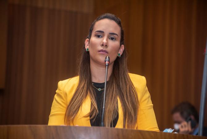 Thaiza Hortegal rebate crítica de deputado sobre respiradores adquiridos pelo governo