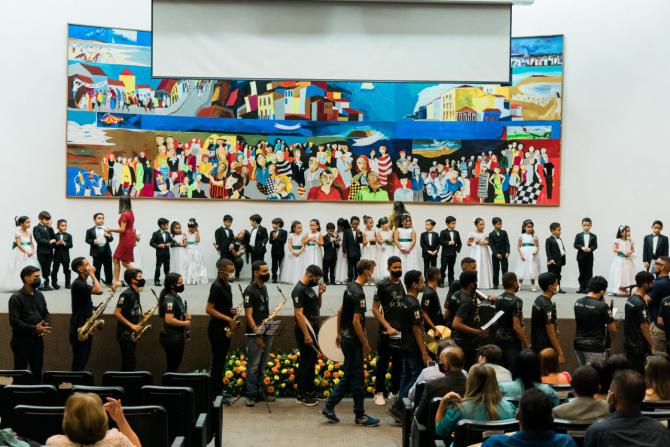 Alunos da Creche-Escola Sementinha recebem diploma do ABC