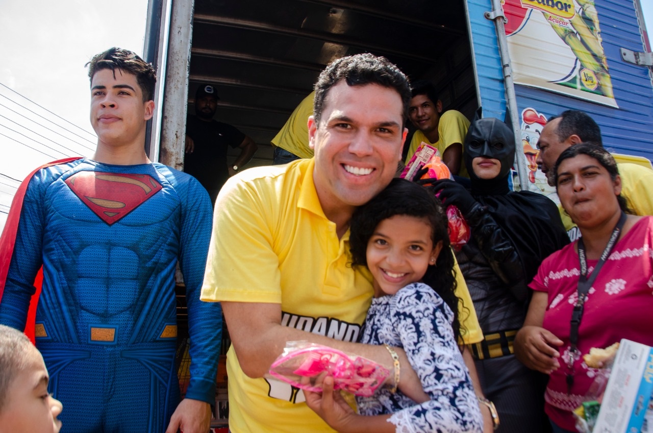 Deputado Fábio Macedo com as crianças que foram agraciadas por presentes em homenagem ao seu dia