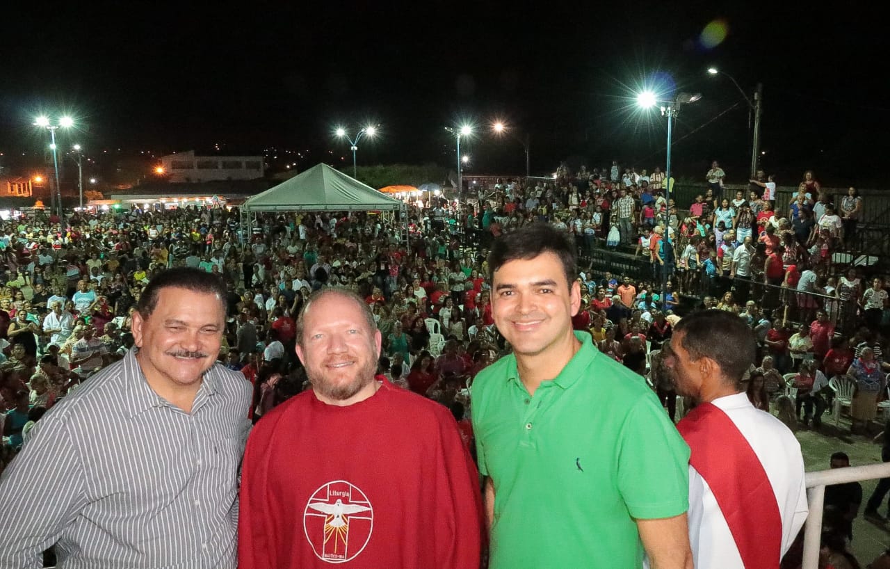 Em MatÃµes, Othelino Neto participa do tradicional Festejo do Divino EspÃ­rito Santo