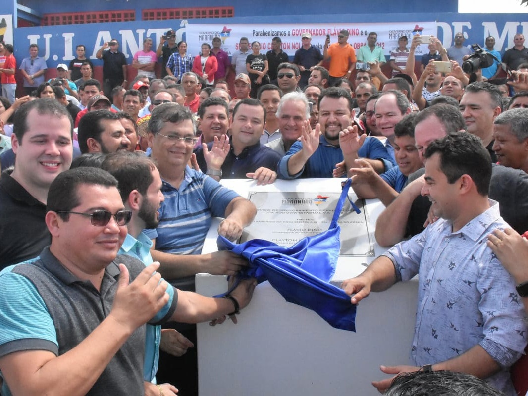 Ao lado do governador Flávio Dino, Vinícius Louro participa de entrega da MA-012
