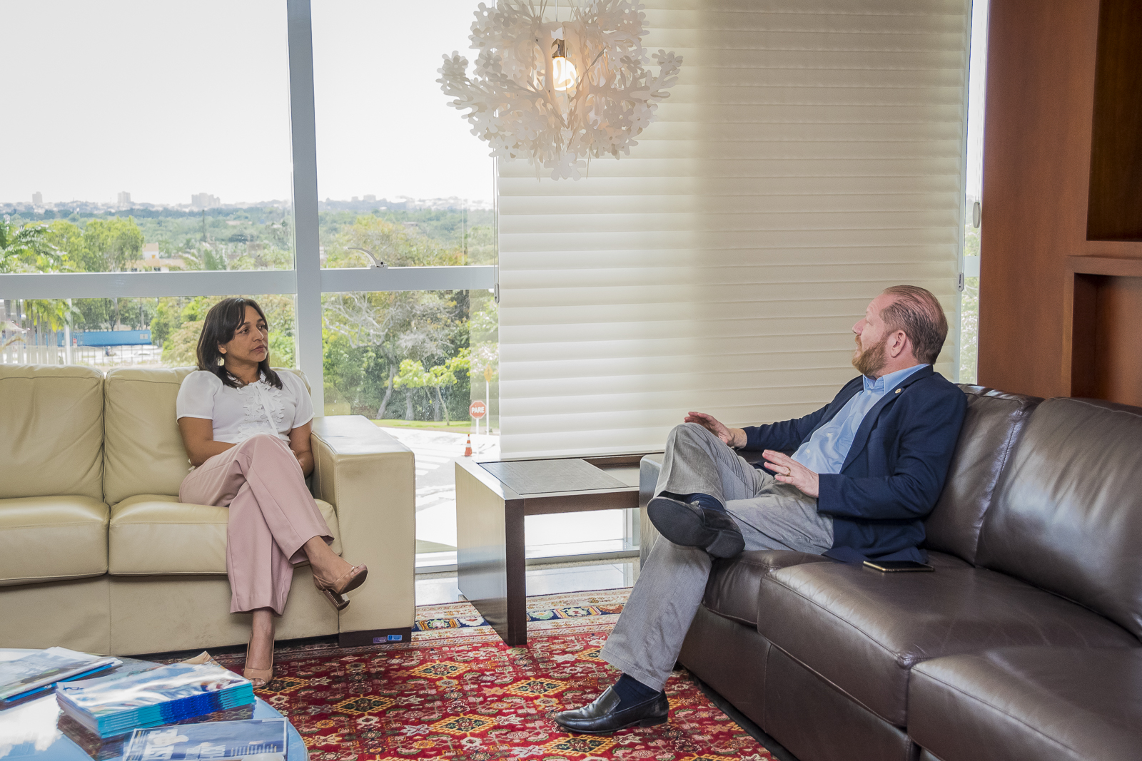 Em visita de cortesia, Othelino Neto e Eliziane Gama conversam sobre conjuntura política