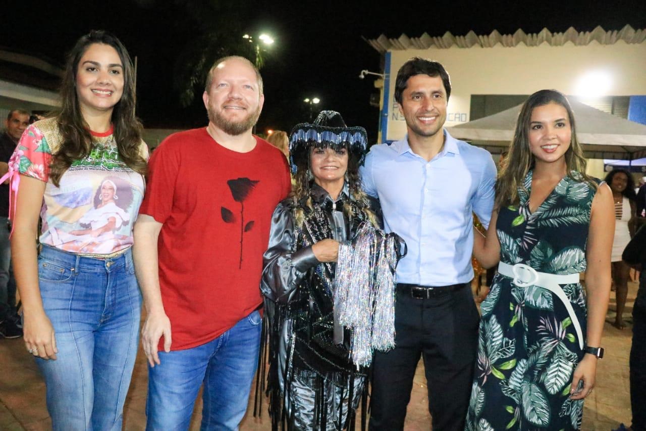 Othelino Neto e a presidente do Gedema, Ana Paula Lobato, participam do batizado do Boi de Nina Rodrigues 