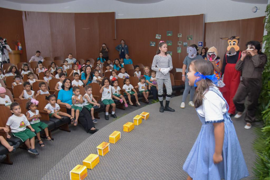 Alunos da Creche-Escola Sementinha encenam peça teatral adaptada do clássico ‘O Mágico de Oz’