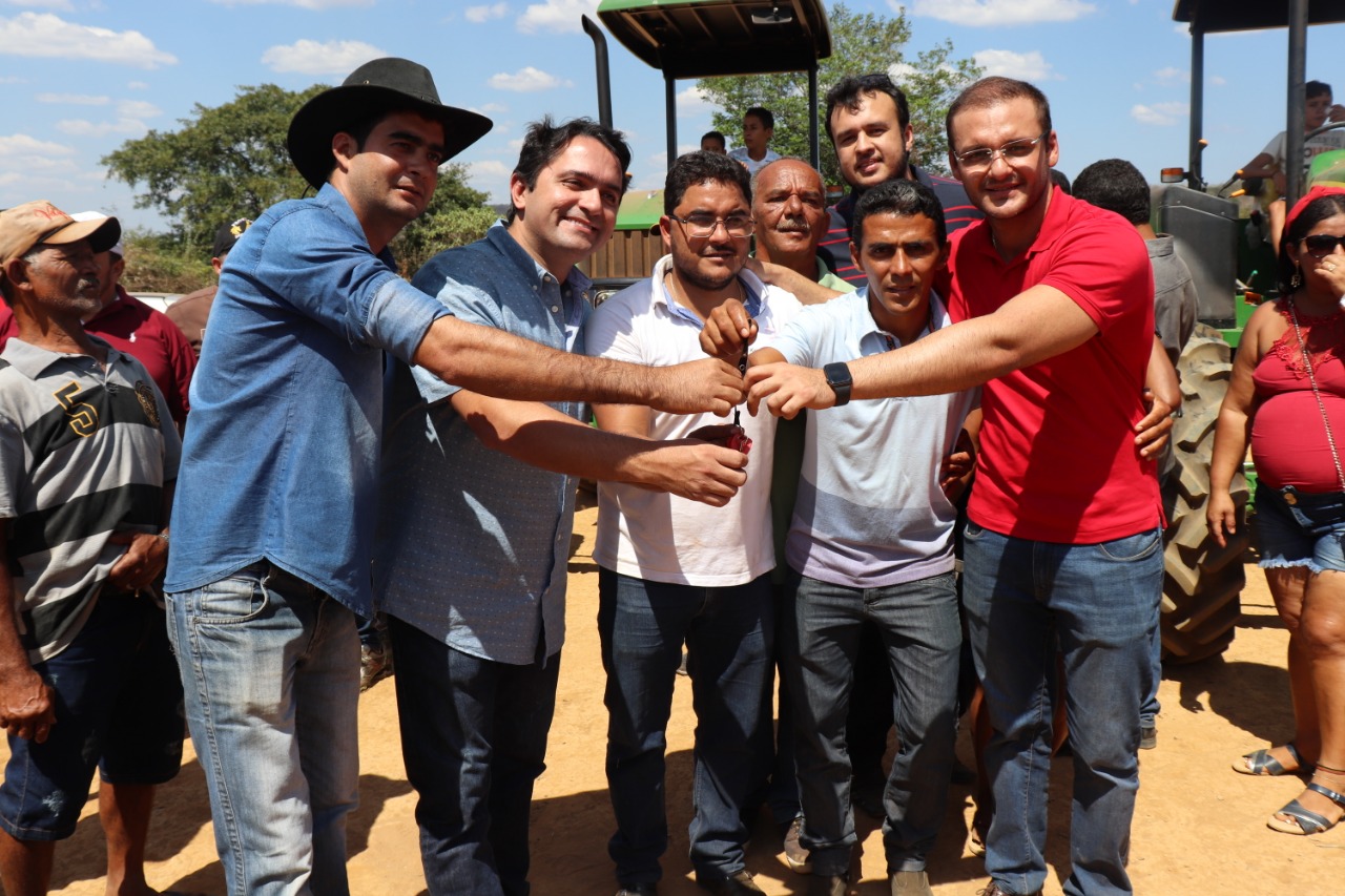 Felipe dos Pneus participa de entrega de tratores para produtores agrícolas em Mirador
