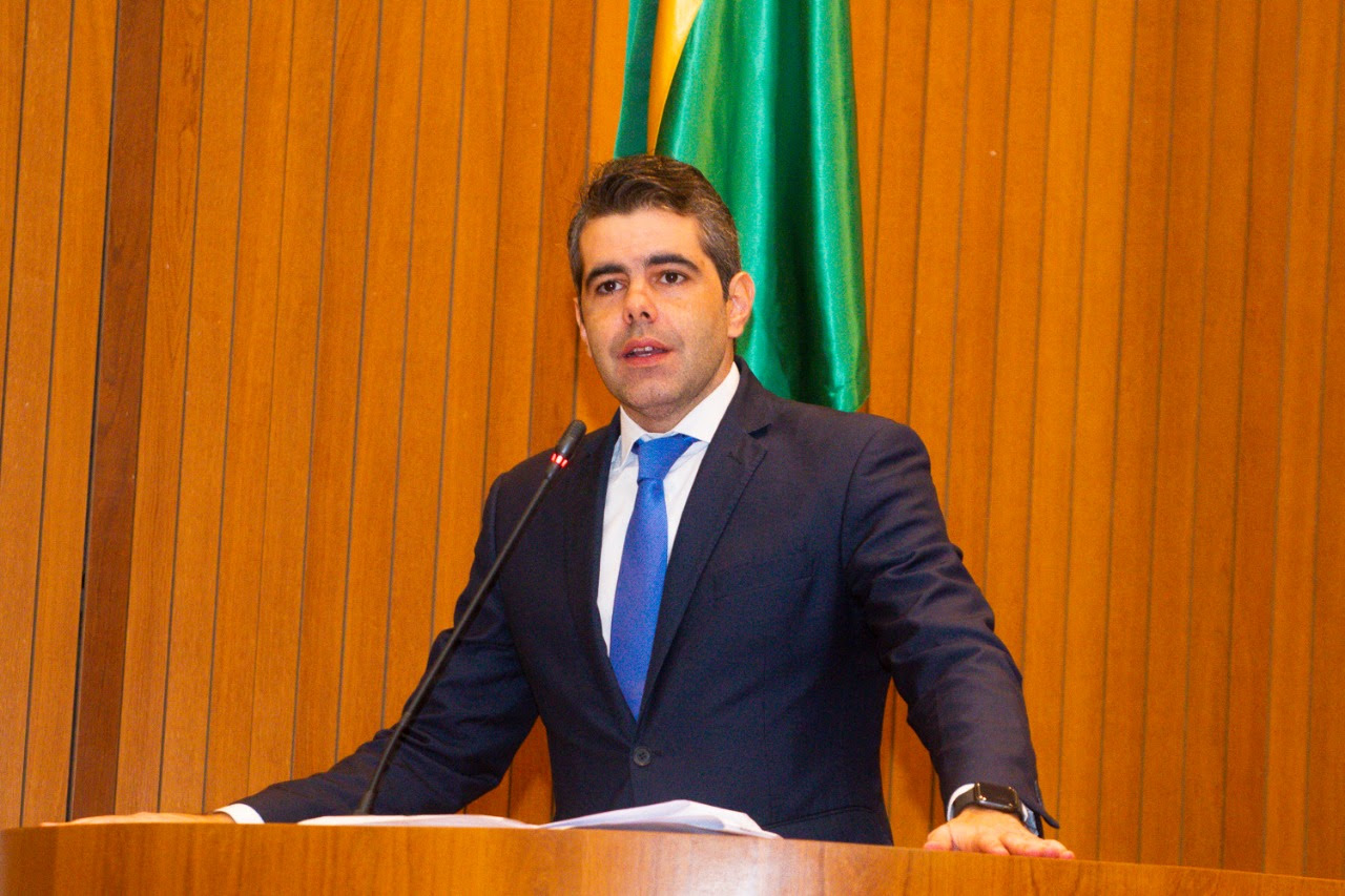 Adriano solicita explicações sobre falta de água em São Luís