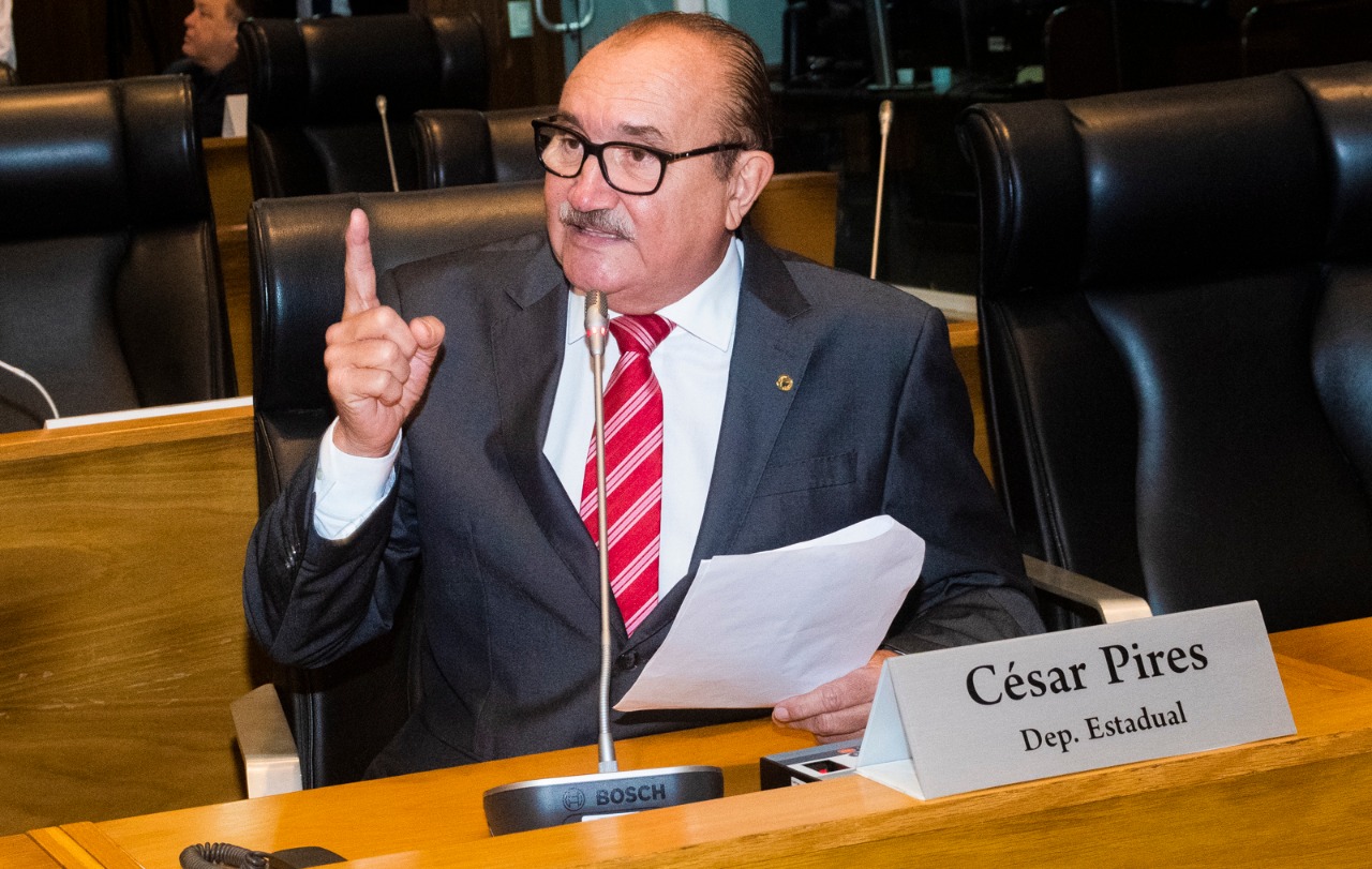 Deputado César Pires contesta governo sobre piso salarial de professores