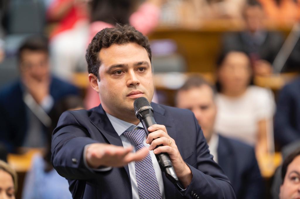 Leandro Bello toma posse em seu primeiro mandato como deputado estadual 